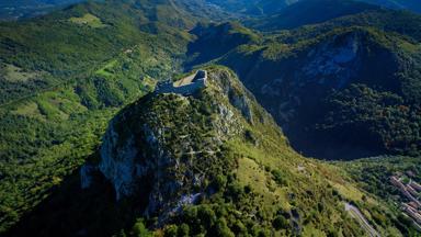 Frankrijk-Occitanie-Ariege-katharen-kasteel-Montsegur-luchtfoto©CRT Occitanie-Dominique.Viet