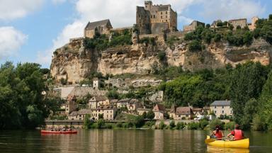 frankrijk_zuid-frankrijk_beynac-et-cazenac_dordogne-rivier_chateau-de-beynac_kajak_shutterstock