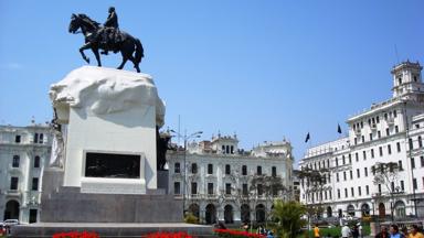 peru_lima_plaza-san-martin_standbeeld_monument_witte-gebouwen_mensen_f.jpg