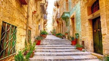 malta_valetta_oude-stad_straatje_trap_shutterstock