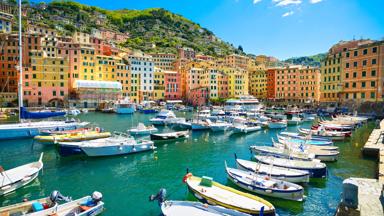 italie_genua_camogli_haven_zee_boot_huis_kleurrijk_getty