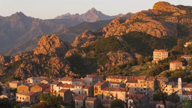 frankrijk_corsica_porto_piana_bergen_rotsen_dorp_GettyImages-869159362