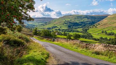 engeland_yorkshire_sedbergh_garsdale_yorkshire-dales-national-park_heuvels_groen_weg_a684_getty