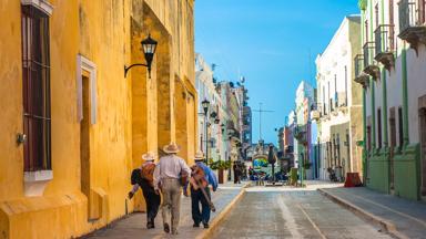 mexico_campeche_mariachi_ban_muzikanten_mannen_straat_kleurrijk_shutterstock