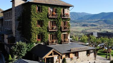hotel_spanje_pyreneeen_prullans_cerdanya ecoresort_hotel muntanya_voorgevel_uitzicht_hotel