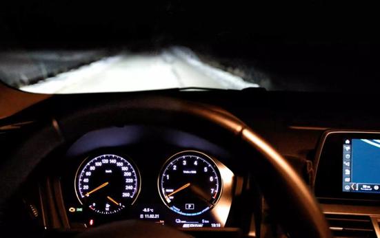 ANWB onderzoekt: mag je halogeen autoverlichting vervangen door LED-lampen?
