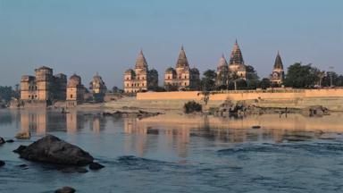 india_madhya-pradesh_orchha_rivier_shutterstock_1112785049