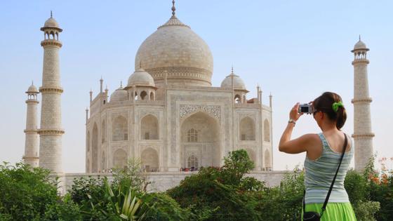 india_uttar-pradesh_agra_vrouw_toerist01_b