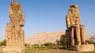 egypte_luxor_colossi-of-memnon_kolossen-van-memnon_pharaoh-amenhotep-III_beelden_gebergte_getty