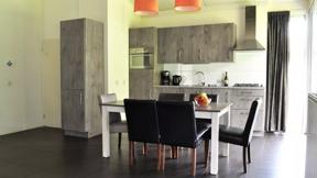 Vakantiepark_Nederland_Koudum_Friesland_ Vakantiepark de Kuilart_  Veranda bungalow_keuken_f