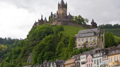 duitsland_rijnland-palts_cochem_rijksburcht-cochem_kasteel_heuvel_kleurrijke-huizen_maarten-udema