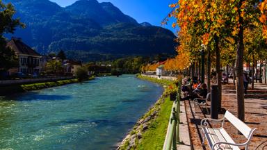 oostenrijk_opper-oostenrijk_bad-ischl_traun_rivier_park_berg_herfst_getty