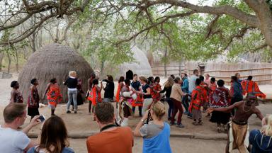 swaziland_dorp_dansen_groep_w