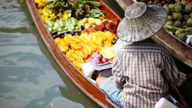 thailand_algemeen_drijvende-markt_vrouw_hoed_boot_b.jpg