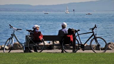 oostenrijk_vorarlberg_bodensee_fiets_stel_meer_bank_zeilboot_pixabay