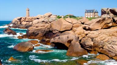 Frankrijk_Bretagne_Ploumanach_vuurtoren-rotsen-zee_shutterstock