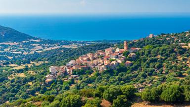 frankrijk_corsica_sant-antonino_balagne-streek_luchtfoto_uitzicht_dorp_groen_getty