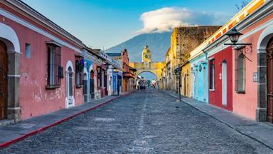 guatemala_antigua_santa-catalina-arch_kleurrijk_vulkaan_agua_shutterstock_2