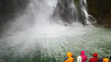 nieuw-zeeland_milford sound_excursie_boot_in-de-waterval_reiziger_b.jpg