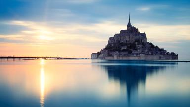 frankrijk_mont-saint-michel_eiland_zonsondergang_istock-477795448-2.jpg