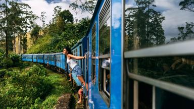 sri lanka_nuwara eliya_theeplantage_trein_shutterstock_vrouw_shutterstock_1019478988