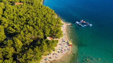kroatie_dalmatie_pakostane_zee_strand_waterpret_zwemmen_GettyImages-1298338129