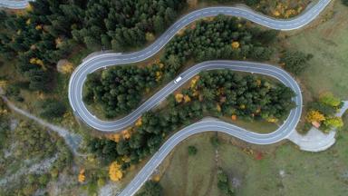 duitsland_beieren_bad-hindelang_oberjoch-pass_bochten_weg_route_onderweg_GettyImages-1243217625