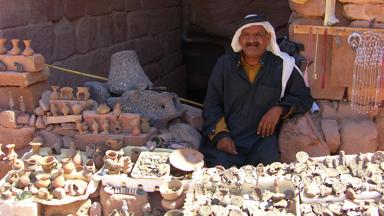 jordanie_algemeen_local_man_souvenirs _winkel_verkoop_f.jpg
