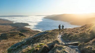 schotland_loch-lomond_highlands_schotse-hooglanden_trossachs_nationaal-park_berg_wandelaar_stel_wolken_wolkendeken_getty