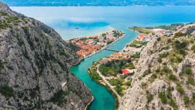 Kroatië_Omis_bovenaanzicht_zee_a