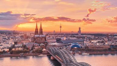 duitsland_noordrijn-westfalen_keulen_stadsbeeld_stad_kerk_dom_zonsondergang_GettyImages-159337154