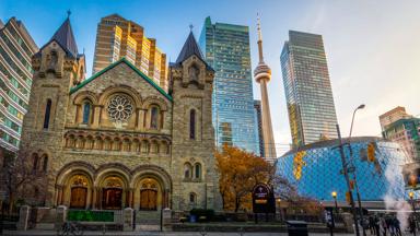 canada_ontario_toronto_rondreis-toronto_presbytariaanse-kerk-van-st-andrew_cn-toren_straat_shutterstock