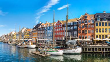 denemarken_hoofdstadregio_kopenhagen_nyhavn_haven_boten_kade_shutterstock_650463442