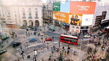 engeland_londen_centrum_billboards-verkeer-mensen-winkels_getty