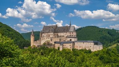 Luxemburg_Vianden_kasteel_uitzicht_heuvels