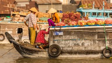 vietnam_zuid-vietnam_mekong-delta_drijvende-markt_locals_boot_groente