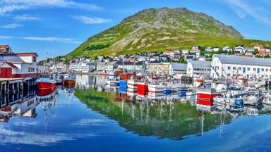 noorwegen_troms-og-finnmark_honningsvag_haven_huizen_shutterstock_1572714934