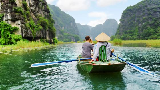 vietnam_rode-rivier-delta_ninh-binh_tam-coc_varen_bootje_stel_rotsen_b