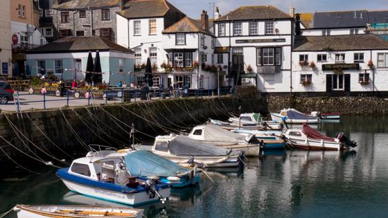 engeland_cornwall_falmouth_haven_bootjes_kade_terras_huizen_getty-678401901