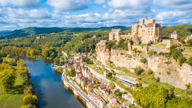 frankrijk_nouvelle-aquitaine_dordogne_beynac-et-cazenac_kasteel-van-beynac_dordogne-rivier_uitzicht_shutterstock_1843532500