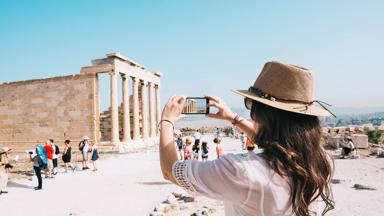 griekenland_attica_athene_tempel_vrouw_foto_smartphone_getty-709130151