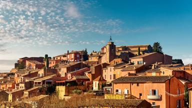 frankrijk_provence-alpes-code-d-azur_luberon_roussillon_dorp_huizen_heuvel_shutterstock