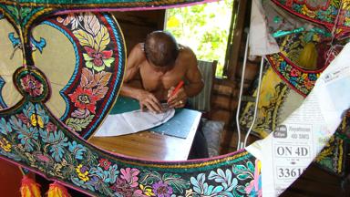 maleisie_west-maleisie_kuala-terengganu_traditioneel-handwerk_vlieger-maken_local_man_w