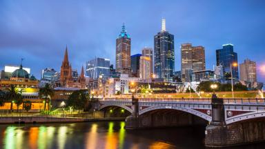 australie_victoria_melbourne_skyline_avond_brug_rivier