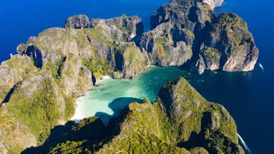 thailand_koh-phi-phi_luchtfoto_overzicht_krijtrotsen_b.jpg