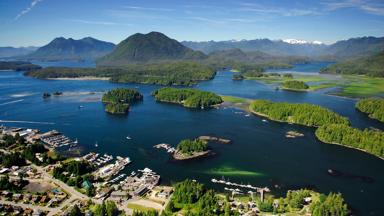 canada_british-columbia_vancouver-island_tofino_harbour_islands_peninsula_lakes_mountains_shutterstock