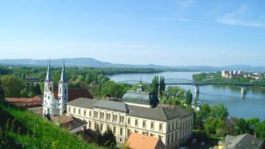 hongarije_komarom-esztergom_esztergom_vizivaros-parish-church-kerk_donau_rivier_uitzicht_brug_CR-donau-touristik-marlene-hackl