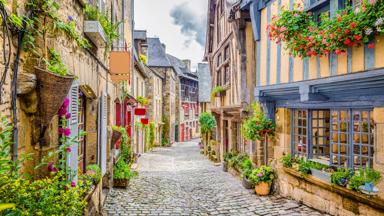 frankrijk_bretagne_dinan_vakwerkhuizen_kasseien_straatje_shutterstock