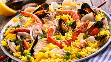 Spanje-Paella-garnalen-mosselen-getty