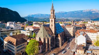 italie_trentino_zuid-tirol_bolzano_kerk_stad_bergen_GettyImages-1159158038